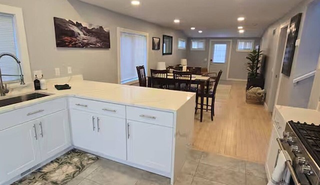 Peaceful and Spacious Home With Fenced Yard - 15 Min to Madison
