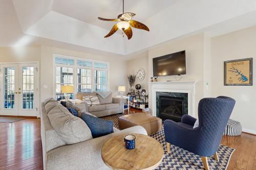 Peaceful lakeside retreat with hot tub, private pool, dock & paddle boards