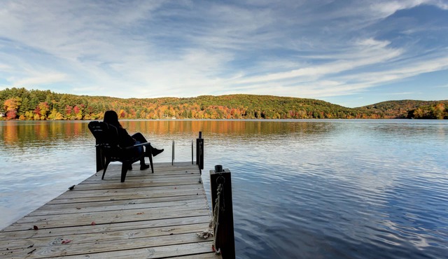 Peaceful, Newly Renovated Lakeside Cottage On Lake Garfield In Berkshires