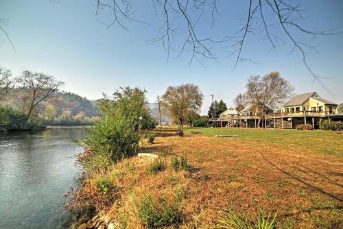 Peaceful Reliance Cabin w/Deck on Hiwassee River!