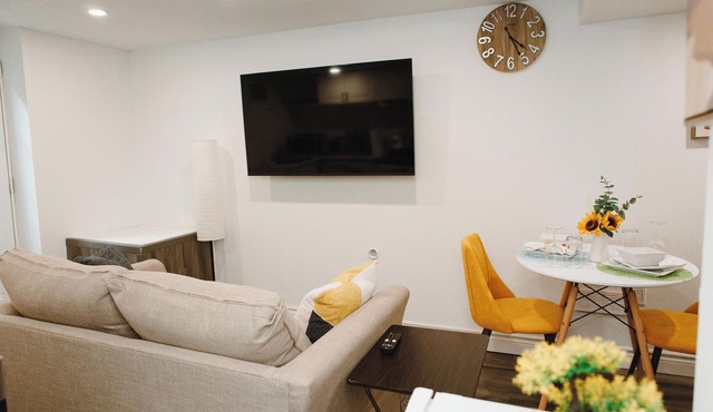 Perfectly Situated Cozy, Private 1 Bedroom Apartment With Separate Entrance