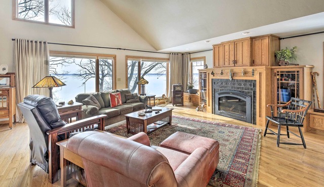 Pet-Friendly Family Home Situated on Green Lake!