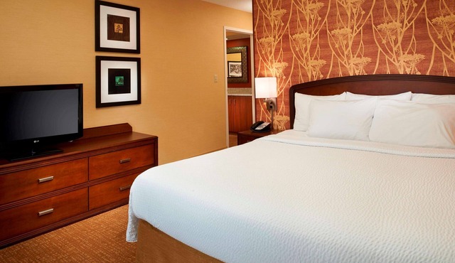 Pet-Friendly Haven with Swimming Pool, Near Suburban Collection Showplace
