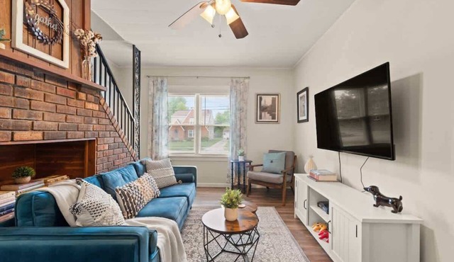 Pet-Friendly - N64 - Sleeps 5 - 10 Min to Airport