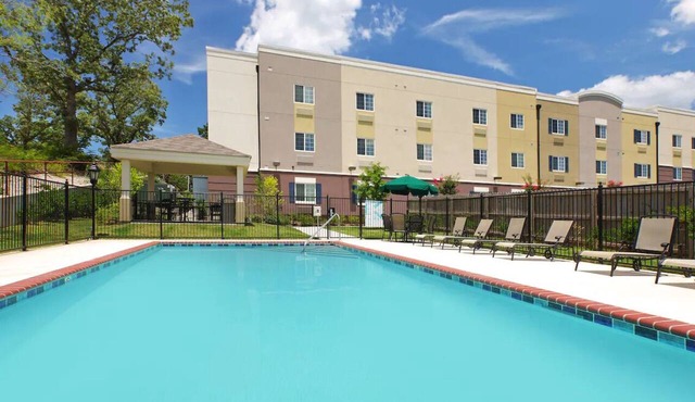 Pet friendly Studio Suite with Kitchenette Near Lake Hamilton Adventures