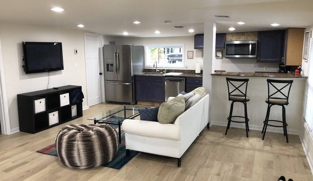 Pets Friendly, Waterfront, Large backyard, Bonfire with grill, outside shower in Milton