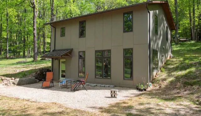 Private Blue Ridge Mountain Retreat/Modern home immersed in natural beauty!