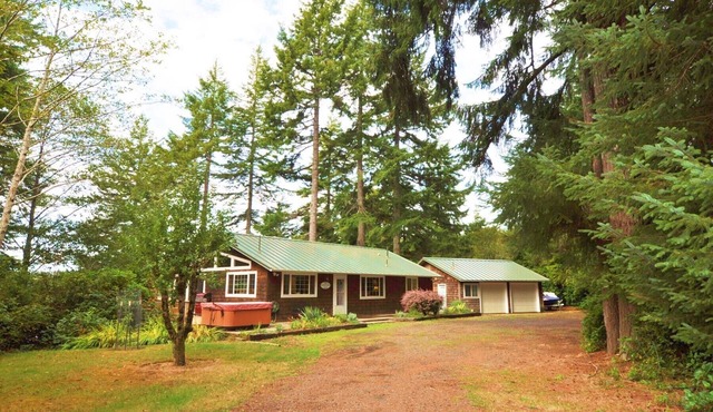 Private One-Acre Woahink Lake View Retreat, Hot Tub & Dock Access