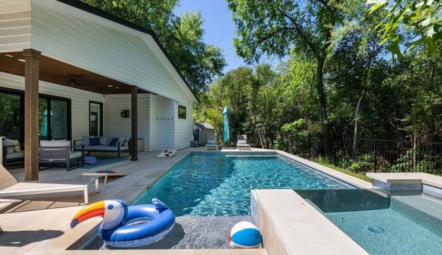 🌵☀️Private Pool Luxury Retreat Near SoCo | 2 Living Spaces | South Austin Oasis