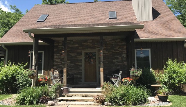 Private Retreat On 100 Acres -Outdoor HOT TUB. Reconnect with nature.
