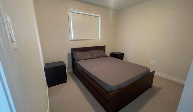 Private room in a quiet and safe neighbourhood of St. Thomas, Ontario.