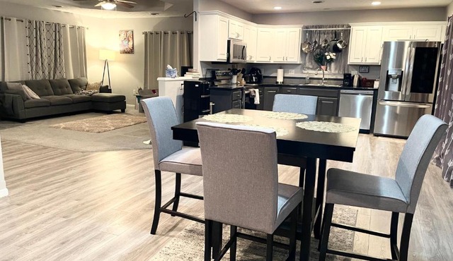 Private Room in a Shared Home, Free Parking, Near Stadium & Campus