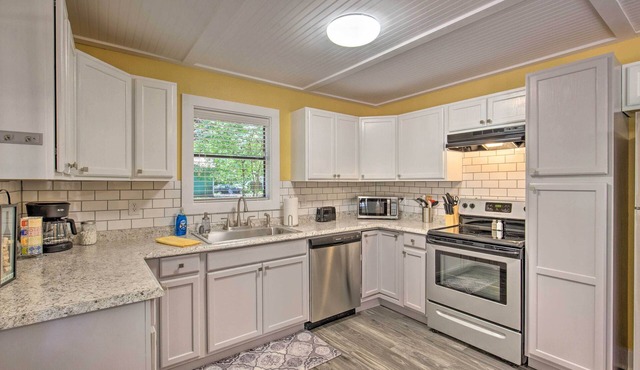 Quaint Home w/Deck + Grill - Mins to Lake Fork!