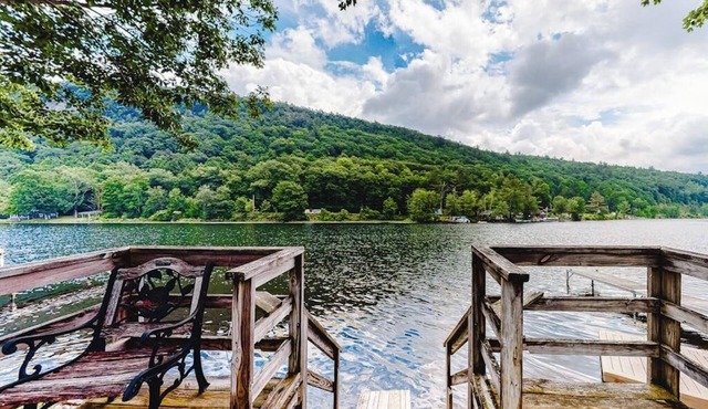 Quaint lakefront home with great views & full kitchen