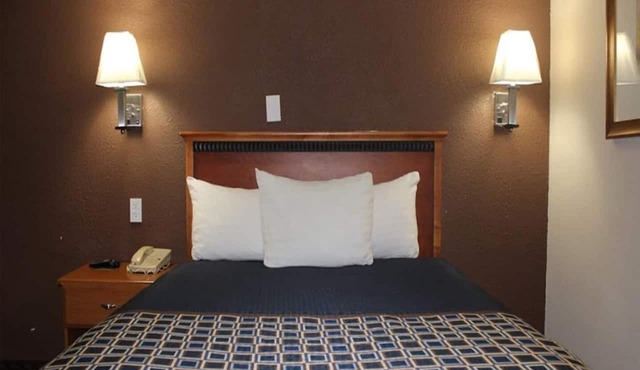 Queen Bed|Smoking|Omaha NE