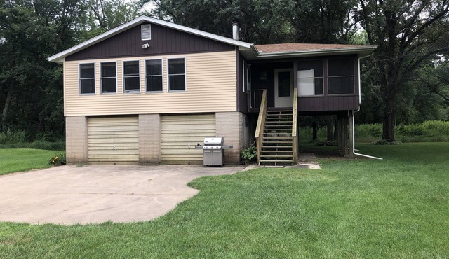 Quiet Cabin on the Wapsipinicon River with great views and fishing