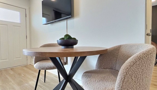Quiet Escape, Free Parking, Near Downtown Hotspots