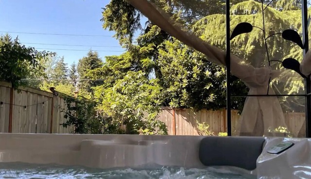 Quiet-HotTub-0.5 mi 2 Airport-Food, Shopping, Fun! FIFA-Walk 2 Light Rail