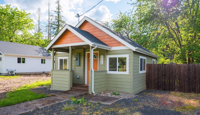 Quiet Riverfront Home! 5 Mins from Dorena Lake!