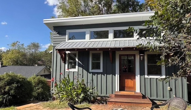 Quiet Tiny Home Walking Distance to Downtown