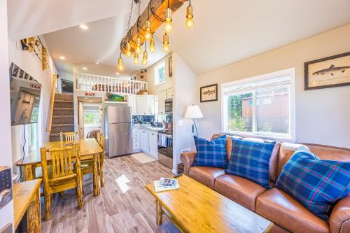 Rainforest Tiny Home Retreat Fishing Cabin in Forks