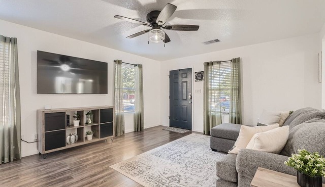 Relaxing 3BR w/Waffle Bar Lackland BMT Seaworld!