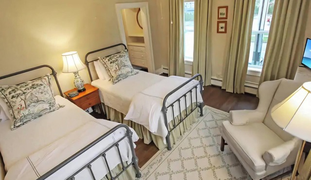 Relaxing One-Bedroom Retreat Close to Everything-Stay at the YWCA- Two Twin Beds