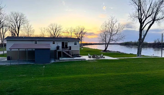 Relaxing Riverfront 2 Bedroom 1 Bathroom Home in Rulo