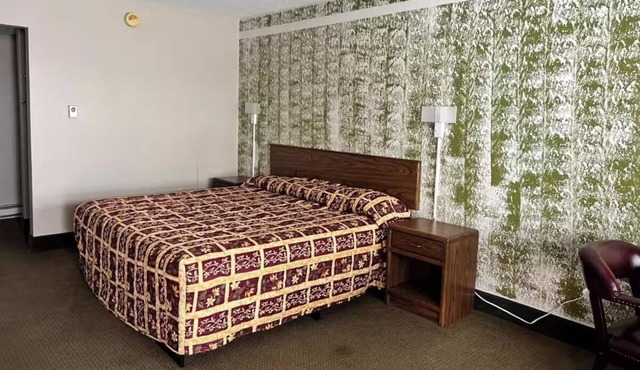 Relaxing Room Ideal for Couples & Business Travelers, Parking Included!