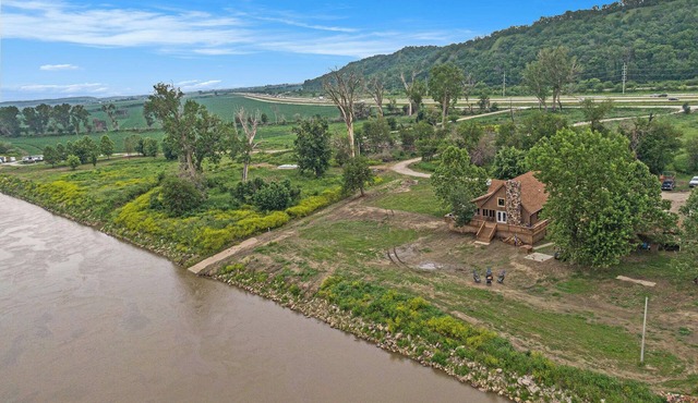 Relaxing Rustic River Cabin just across from Downtown Omaha! in Crescent