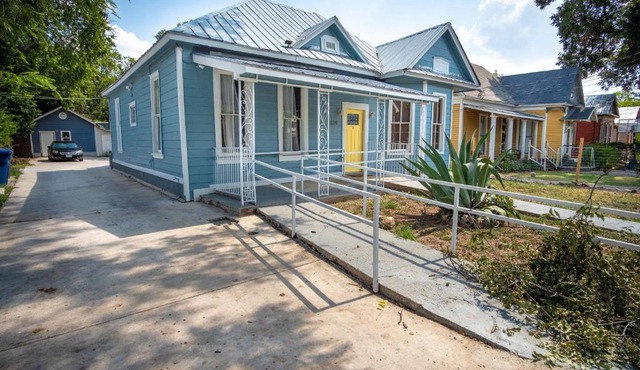 Remodeled Historic 1BR 1BA House Near Downtown
