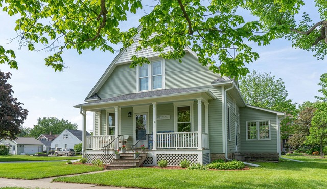 Renovated Cottage on Court: 3 blocks to historic downtown square