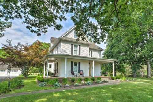 Renovated Farmhouse w Mountain Views and Fire Pit