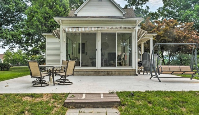Renovated Farmhouse w Mountain Views & Fire Pit