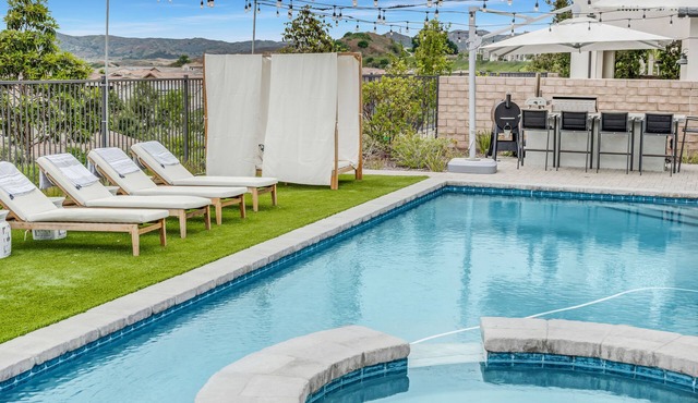 Resort-like residence with pool, jacuzzi, sauna, ocean breeze & amazing sunsets