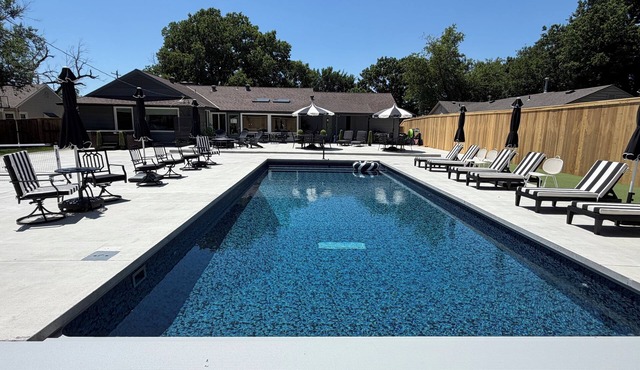 Resort Style Stay-Heated POOL-Pickleball-PuttPutt-Hot Tub-Epic Kitchen-King Beds