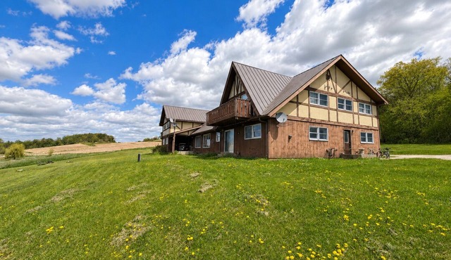 River Valley Chateaux 6 Bedroom Historic Condo for Families, Groups & Retreats