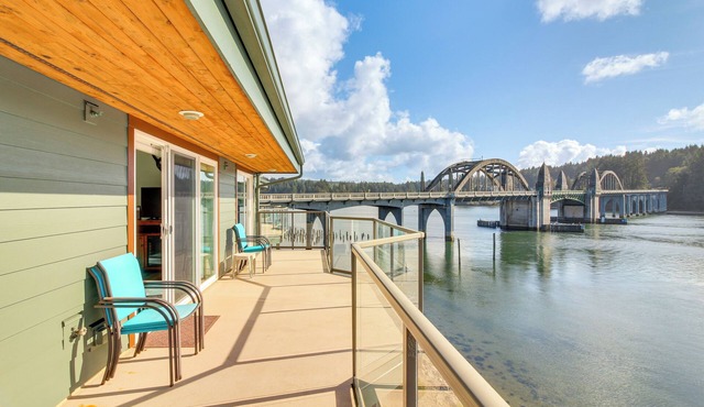 Riverfront Apt in Old Town Florence!