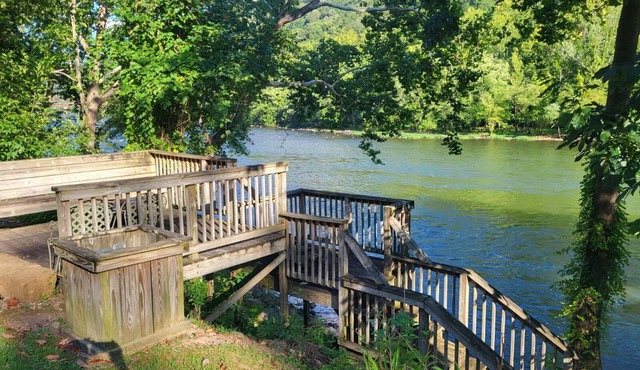 RiverFront Cabin in New River Gorge National Park & Preserve