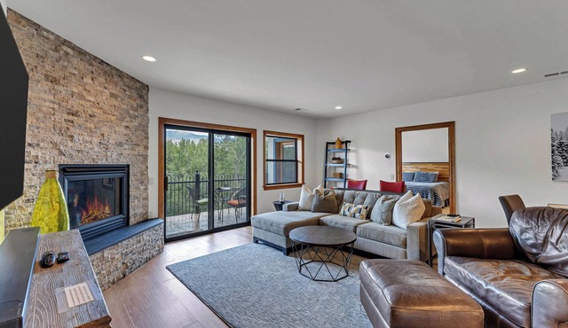 Riverfront Luxury- Minutes to Skiing+Garage+Walk to shops & restaurants!