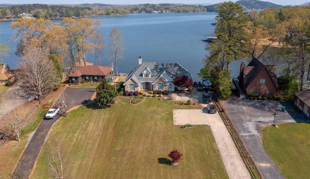 Rocky's Lake House, Exotic Home, Lake Front