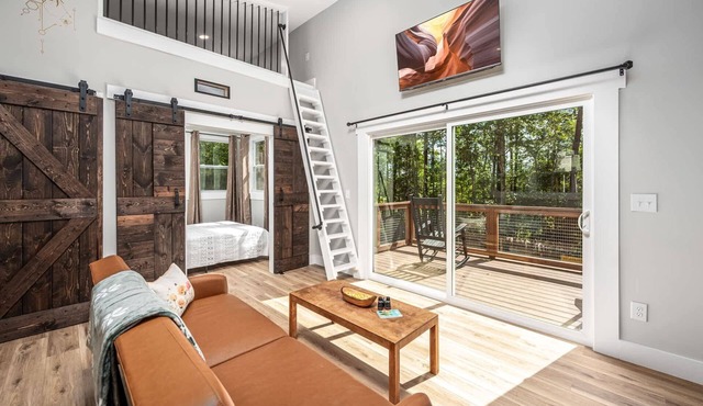 Romantic Beehive Treehouse Getaway in Nature