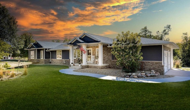Romantic cheerful home close to many attractions
