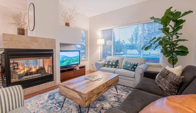 Romantic Resort Home Private Jacuzzi + Plush Robes
