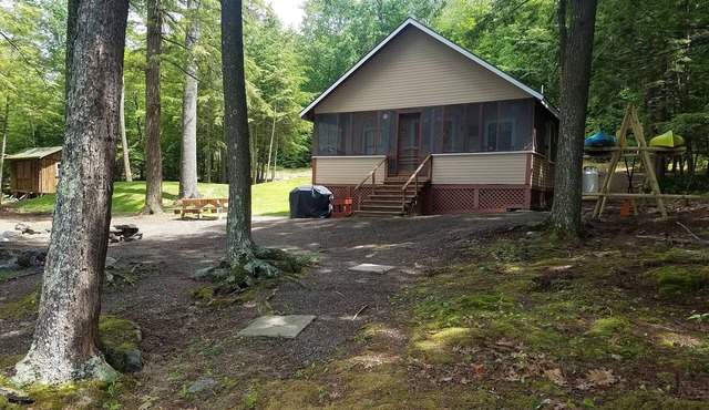 Rustic & Cozy Cabin – Steps away from beautiful Salmon Lake in Oakland