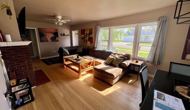 Rustic home only 5 minutes from Lake Sakakawea & Missouri River! Pet-friendly.