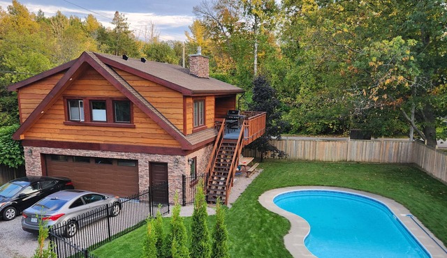 Rustic luxury chalet with fenced yard and pool, walk to beach and playground in Barrie