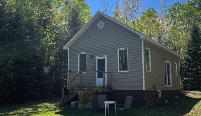 Rustic off grid 2-bedroom cabin in Bissett Creek