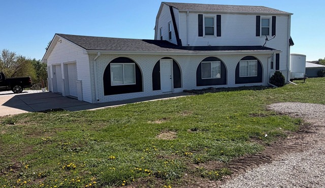 Serene 3-bedroom farmhouse with AC in charming Bennington