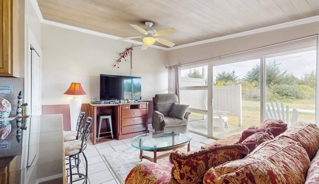 Serene coastal oceanfront condo with shared hot tub & beach trail access